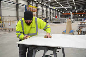 Steenbewerker Keramiek